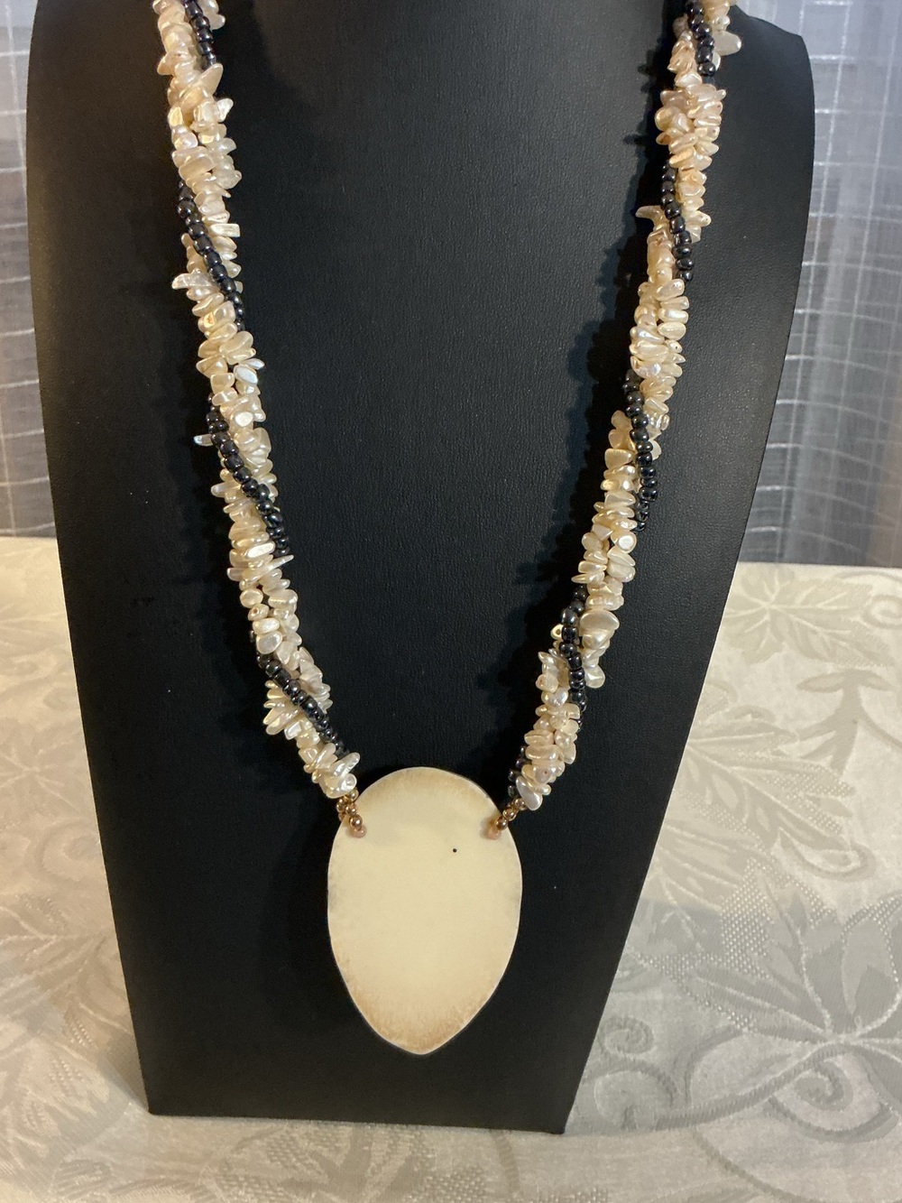 Freshwater Pearl & Black Glass Vintage Art Deco Gold Tone Pendant Necklace - Picture 5 of 6